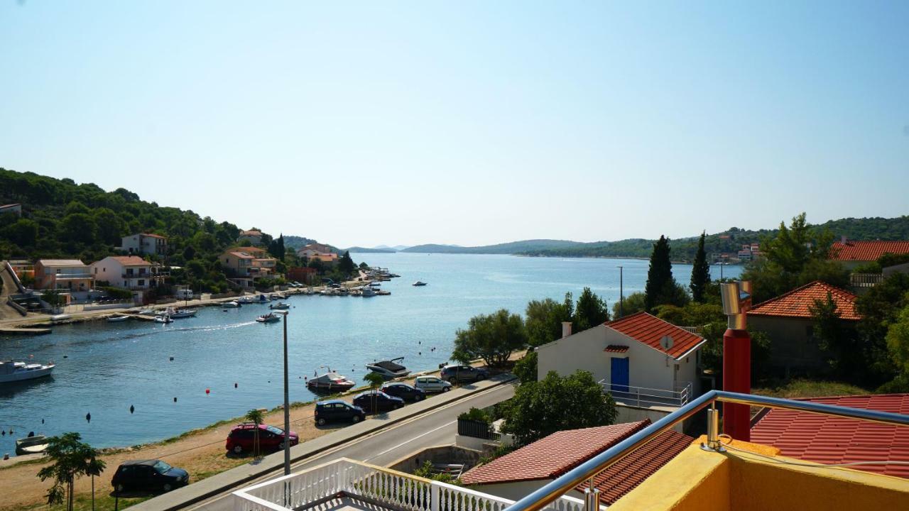 Guest House Sandra Tisno Exterior photo
